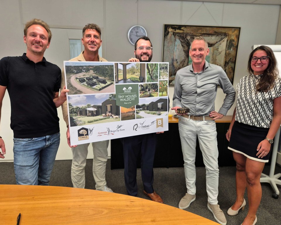 Wethouder van Aken en initiatiefnemers rondom paneel Ondertekende koopovereenkomst Tiny Houses Walzicht