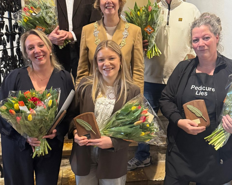 Groepsfoto van burgers met de burgemeester samen met de pluimen