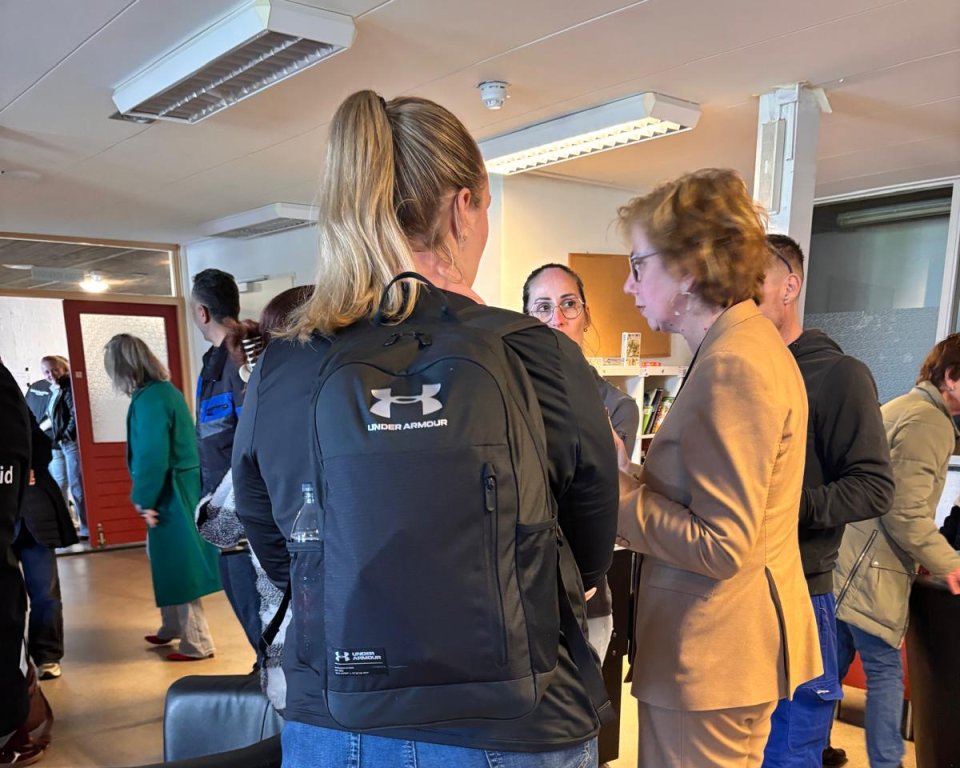 Burgemeester Margo Mulder bezoekt de opvanglocatie in sporthal Gageldonk