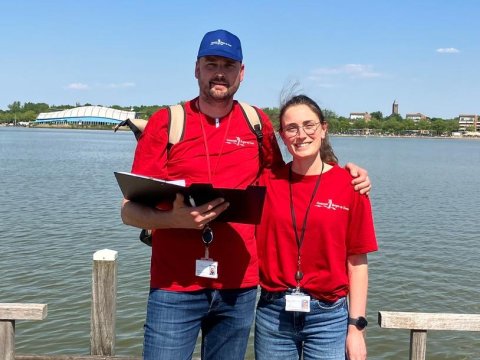 Jeroen en Yvette in een rood shirt van gemeente Bergen op Zoom
