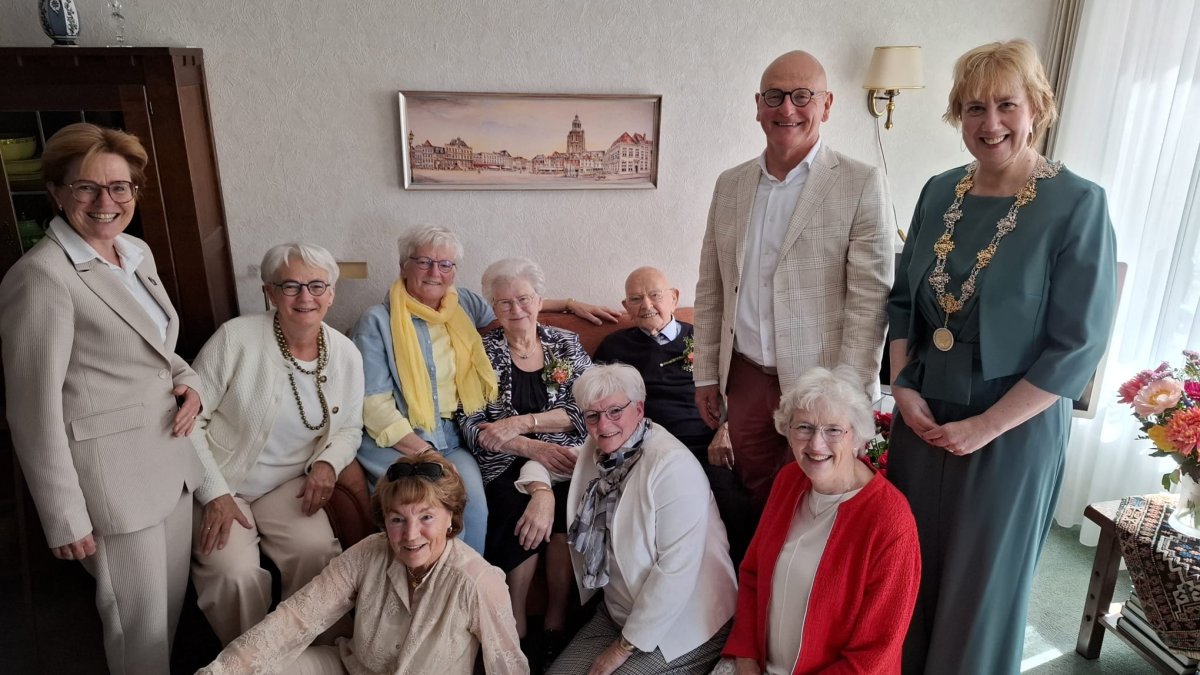 Burgemeester op bezoek bij 75-jarig echtpaar