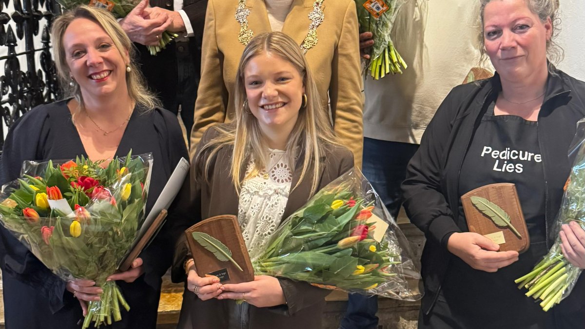 Vijf nieuwe pluimen uitgereikt door burgemeester Margo Mulder