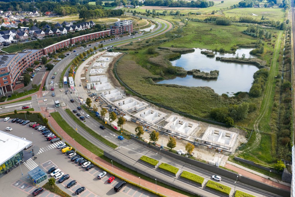 De rij nieuwe woningen van Zuidzicht bovenaf gezien