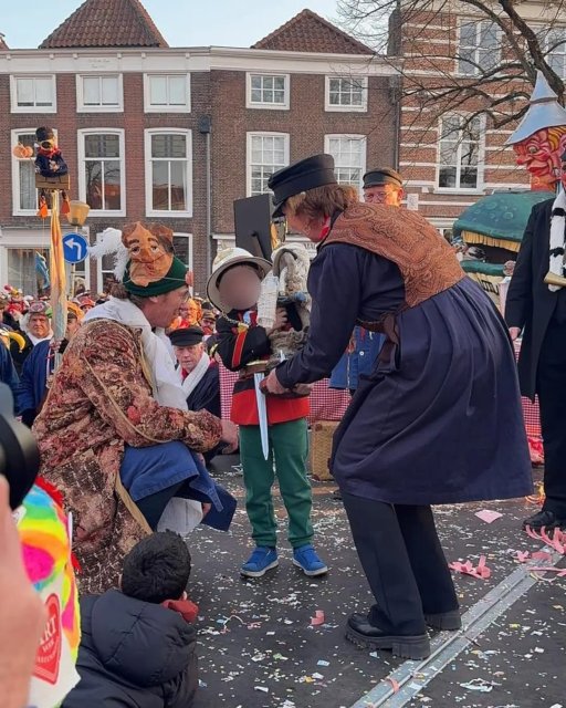 Twee mannen in boerenkiel, met rode boerenzakdoek en gordijn tijdens de viering van Vastenavend Bergen op Zoom
