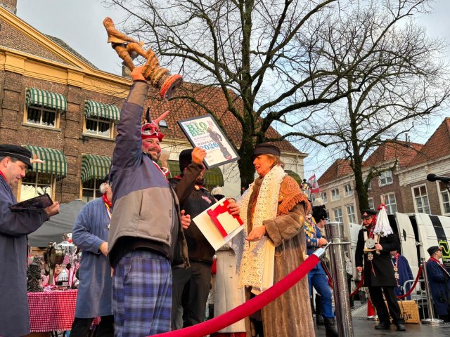Winnaar Circulaire BioBest Trofee steekt de trofee in de lucht, naast hem staat de burgemeester.