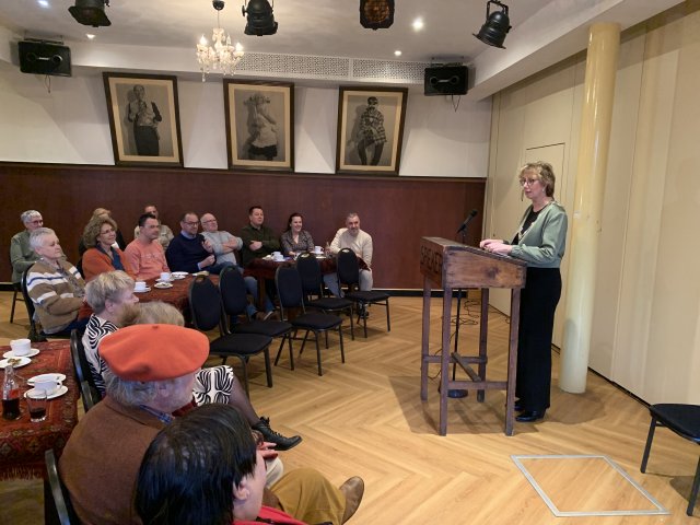 Burgemeester spreekt publiek toe - voorin de zaal.