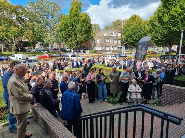 Beeld van de aanwezigen bij uitreiking predikaat Hofleverancier De Kok Bouwgroep. 