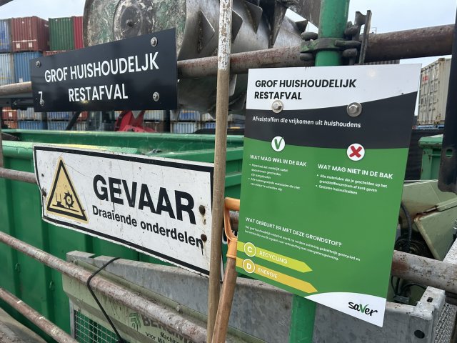 Borden bij milieustraat, met uitleg over grof huishoudelijk restafval - wat mag wel in de bak en wat niet?