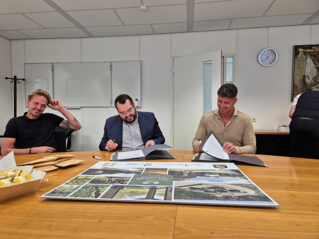Ondertekening koopovereenkomst tiny houses Walzicht