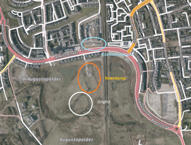 Overzichtskaart nieuwe bouwkavels, met drie cirkels in lichtblauw, oranje en wit, met de namen Koekoeksbloem, Roerdomp en Grutto.