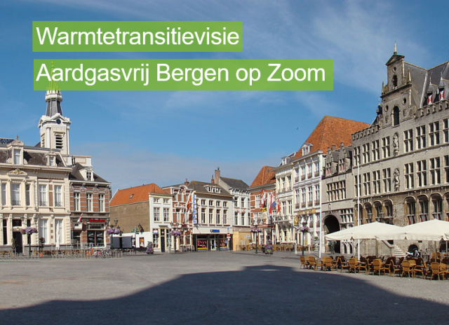 Een rij gebouwen op de Grote Markt in Bergen op Zoom, met geheel rechts het oude stadhuis. Bovenin witte letters met groene arcering: Warmtetransitievisie Aardgasvrij Bergen op Zoom