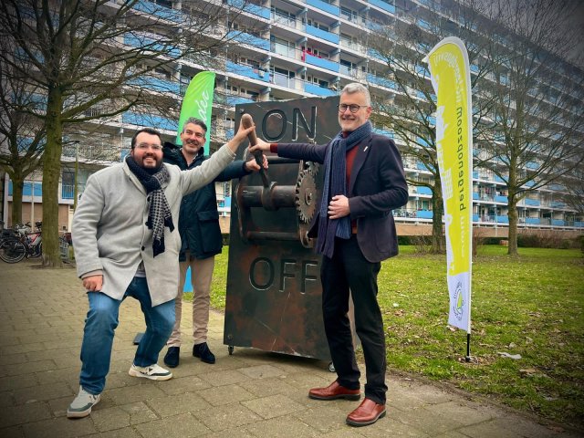 De wethouders en directeur Klant & Gebied bij Stadlander openen het zonnepanelenproject.