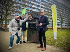 De wethouders en directeur Klant & Gebied bij Stadlander openen het zonnepanelenproject.
