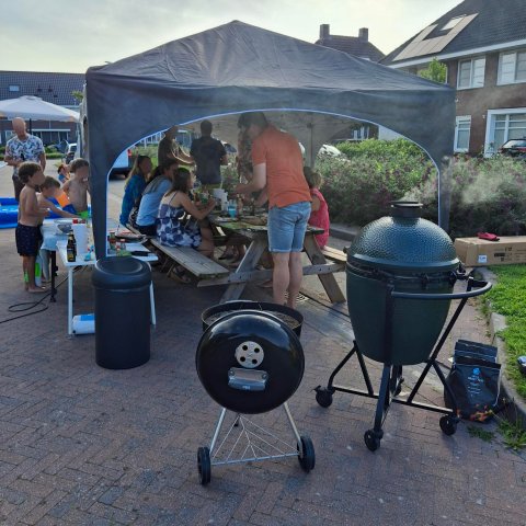 Partytent met inwoners op picknicktafel