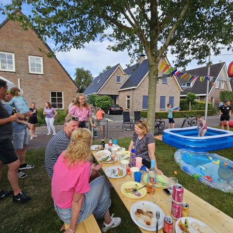 bewoners buiten aan het eten