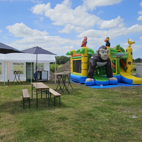 Springkussen en tafels staan klaar