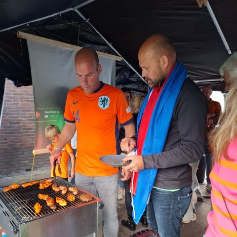 twee inwoners bij de bbq