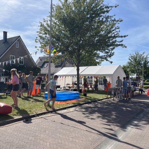 overzicht van feest op het veldje