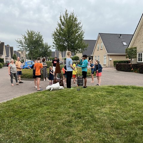 kinderen aan het spelen in de straat