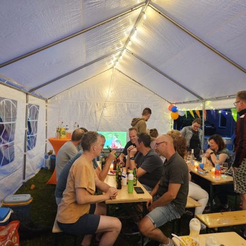 eten en voetbal kijken in de tent