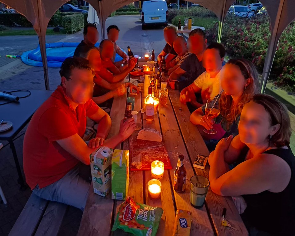 inwoners zitten aan de picknicktafel