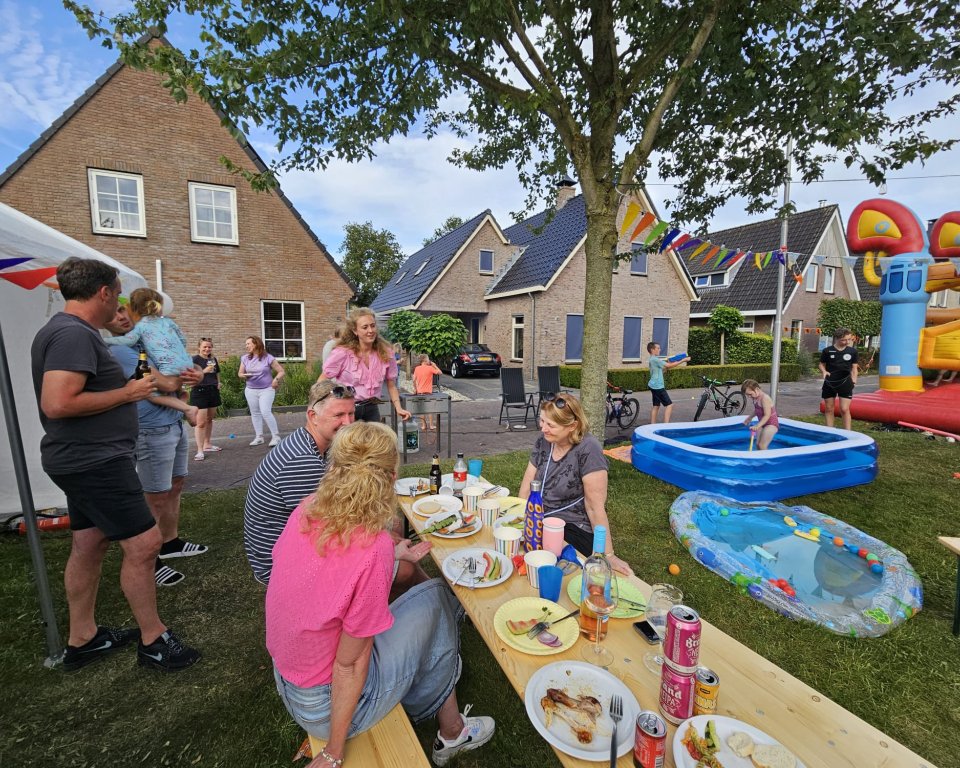 bewoners buiten aan het eten