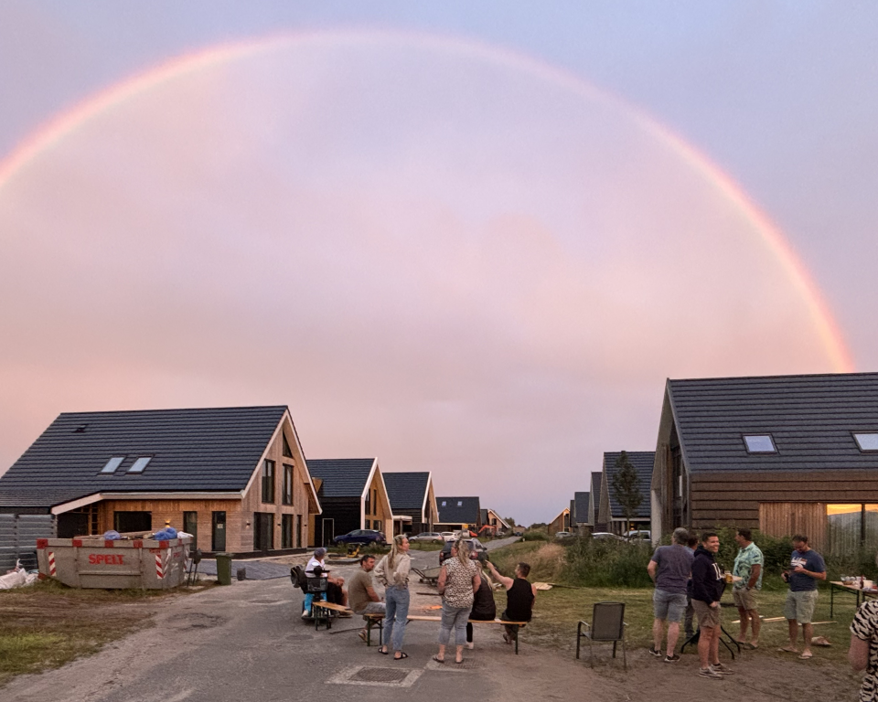 Buurtbewoners aan het bbqen