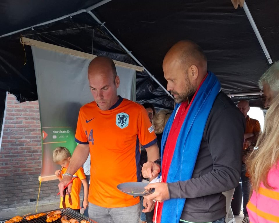 Jaarlijkse buurt-barbecue van de Argusvlinder: twee inwoners bij de bbq