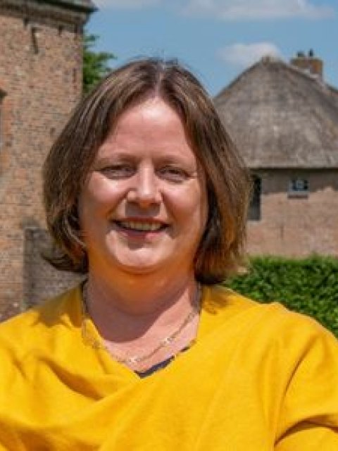 Burgemeester Daphne Bergman staat voor het torentje van Blanckenburg in Beuningen