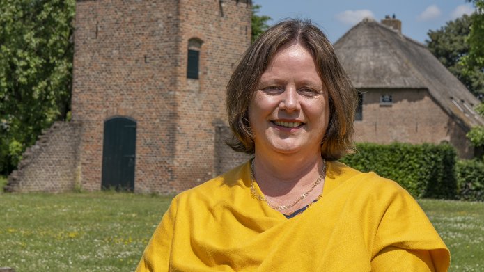 Burgemeester Daphne Bergman staat voor het torentje van blanckenburg in BEuningen