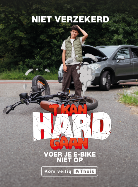 Afbeelding van een jongen die zijn met handen in het hoofd achter een ebike staat die op de grond ligt. Erachter staat een auto stil met de motorkap omhoog. Op de poster staat de tekst: 'Niet verzekerd. 't kan hard gaan. Voer je e-bike niet op. Kom veilig thuis.'