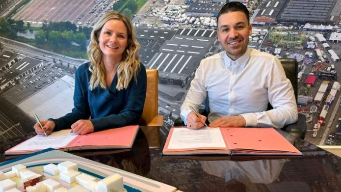 Directeur Esther Fleers van Heijmans Vastgoed en de Beverwijkse wethouder Ali Bal ondertekenen een overeenkomst voor de ontwikkeling van het Bazaar-gebied.