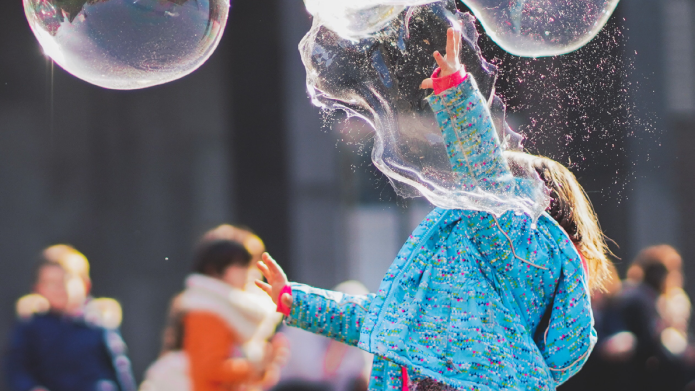 Kind speelt met zeepbellen