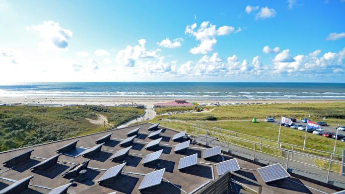 Zonnepanelen en strand Wijk aan Zee