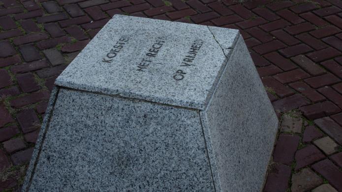 Gedenksteen met de tekst koester het recht op vrijheid