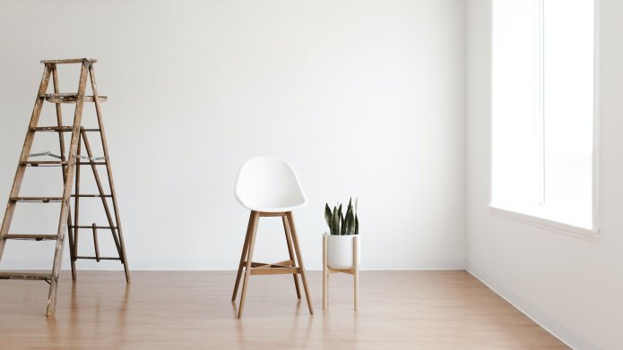 Foto lege kamer met trap en stoel
