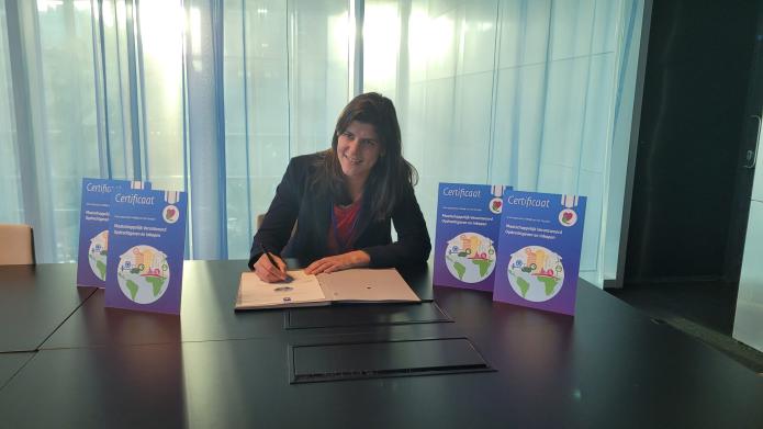 Wethouder Duurzaamheid Beverwijk Brigitte van den Berg ondertekent Manifest MVOI