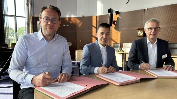 Beverwijkse wethouder Ali Bal heeft een intentieovereenkomst getekend met Pré Wonen en ViVa! Zorggroep voor zorgwoningen in de Kuenenpleinbuurt. 