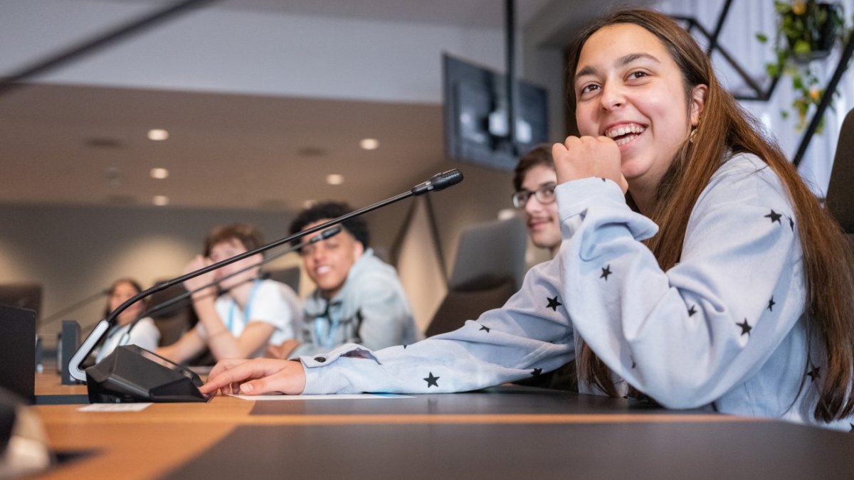 Jongeren beleven democratie tijdens klassenbezoek