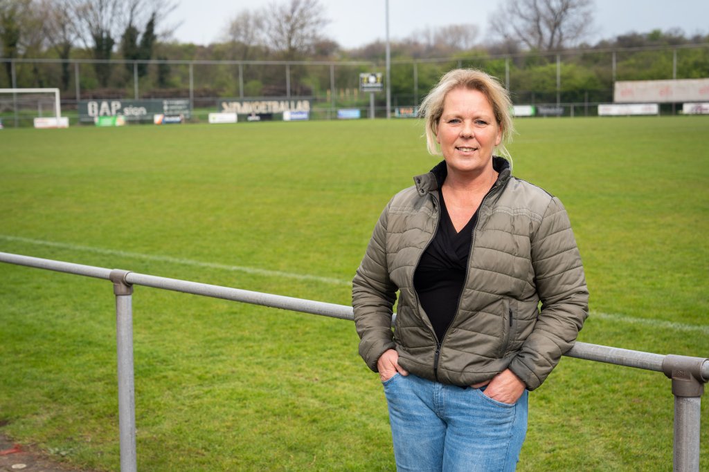 Bianca Kramer op het veld bij SV Wijk Aan Zee