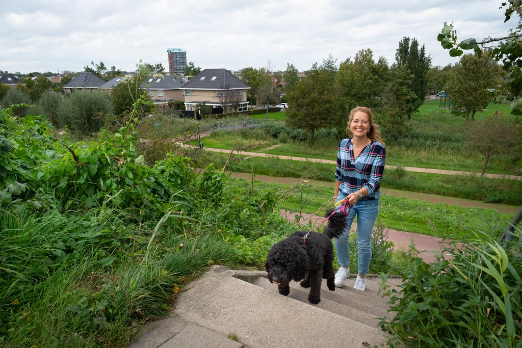 Foto van Annemieke en haar hond in hun wijk