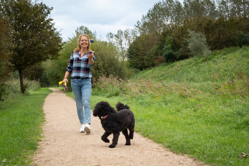 Bewoner annemieke van amersfoort loopt met haar hond door een park