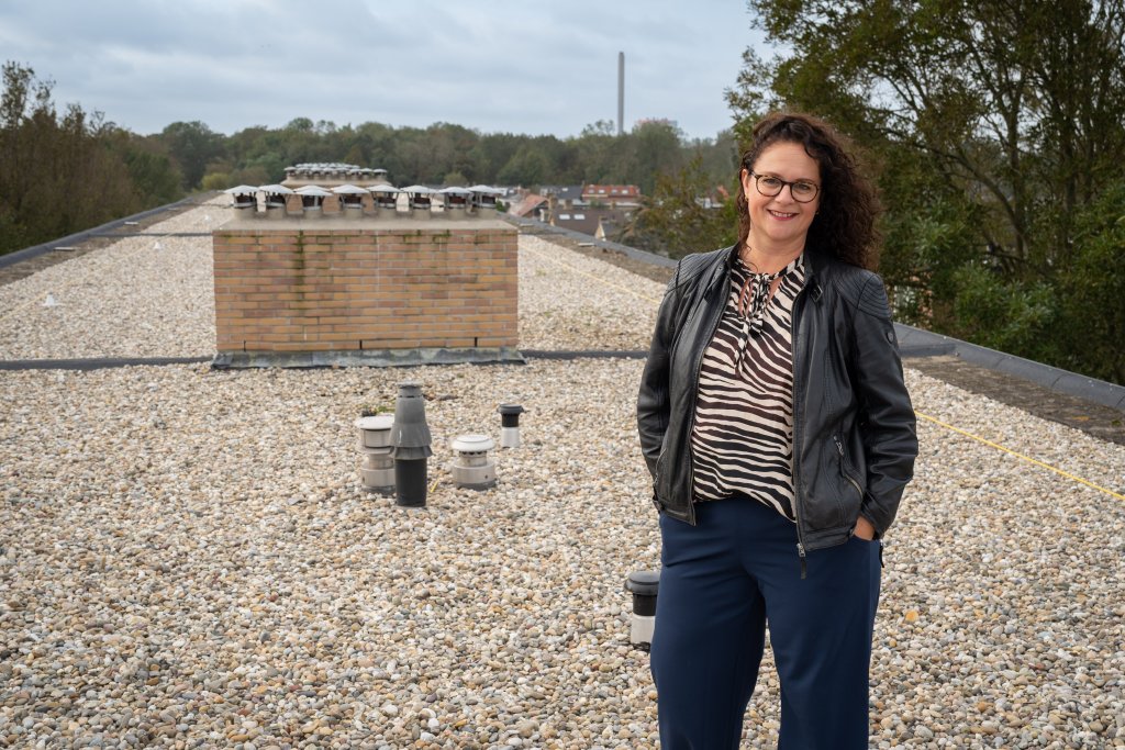 Laura op het dak van haar gebouw