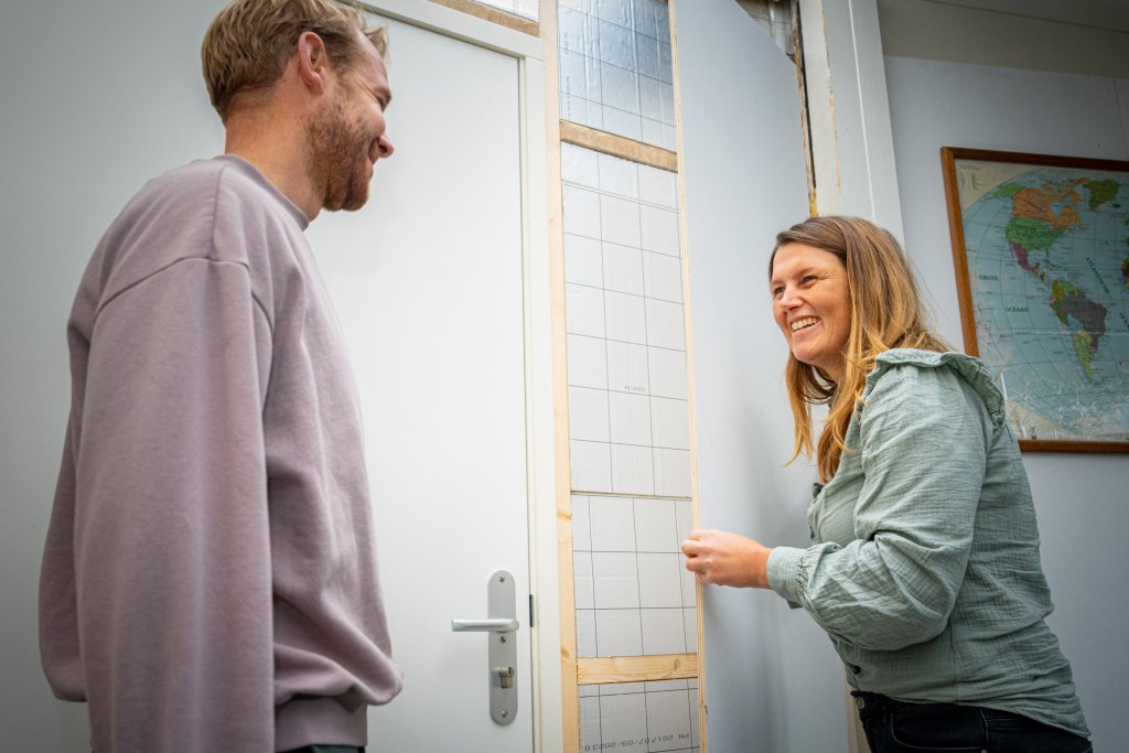 Lilian en Jeroen in hun duurzaam verbouwde huis