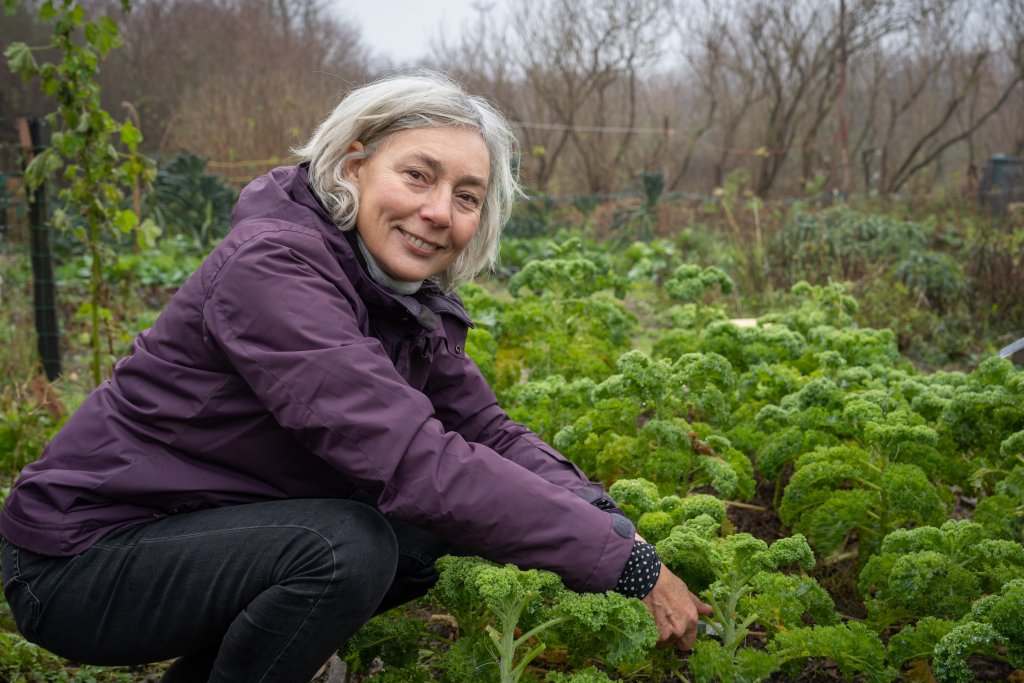 Marion bezig in de tuin