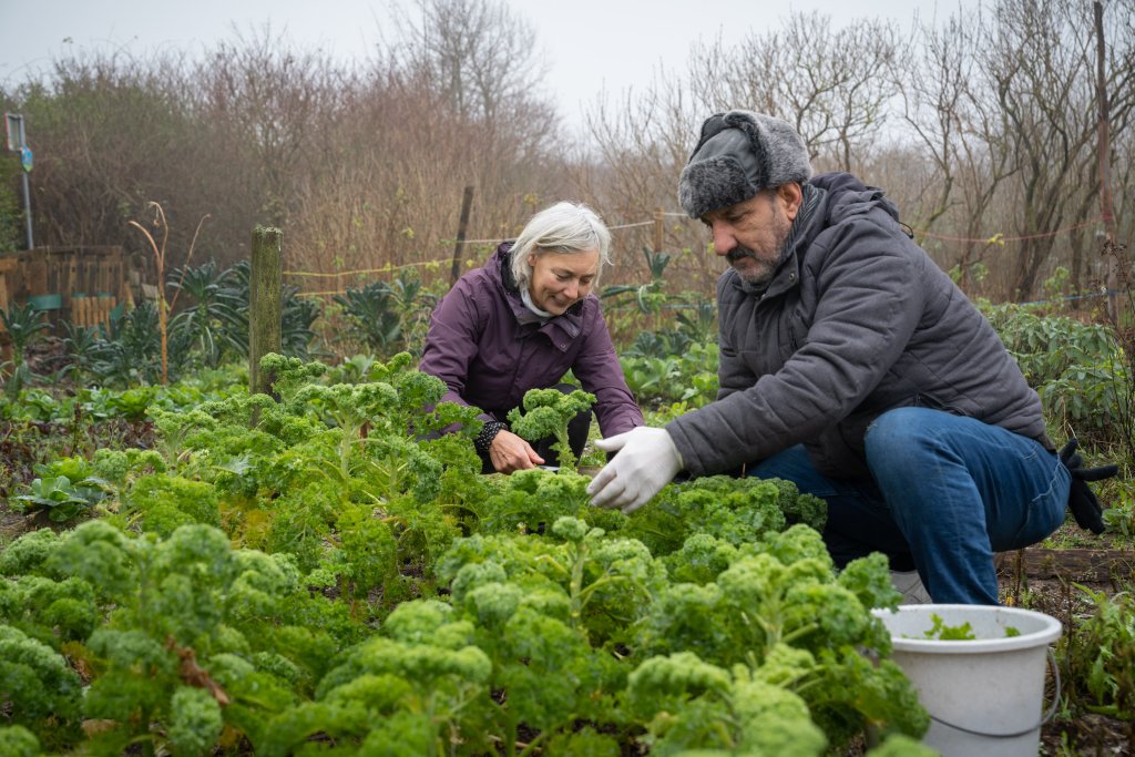 Marion met collega-vrijwilliger bezig in de tuin