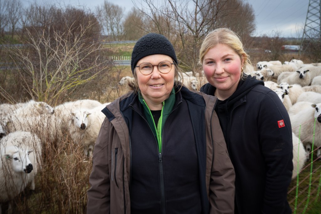 Schaapsherder Marleen met haar dochter