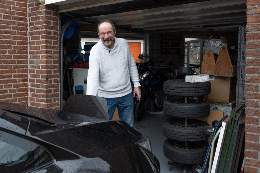 Gerbrand in zijn garage