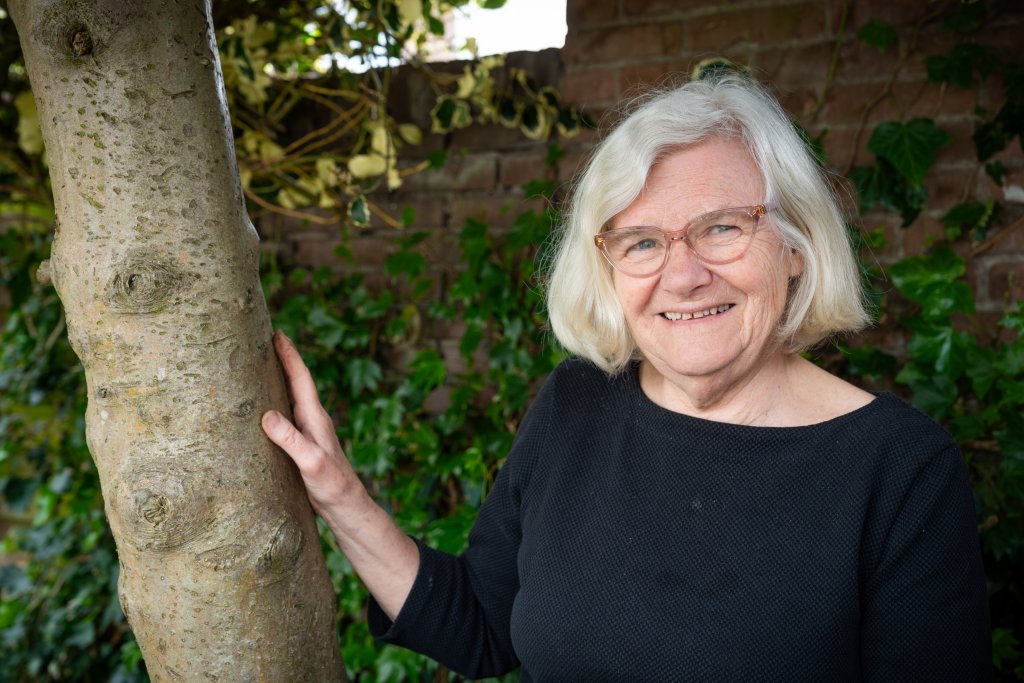 Marijke Hopman in haar tuin