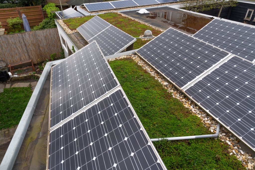 Zonnepanelen op een groen dak bij Marijke en Ron